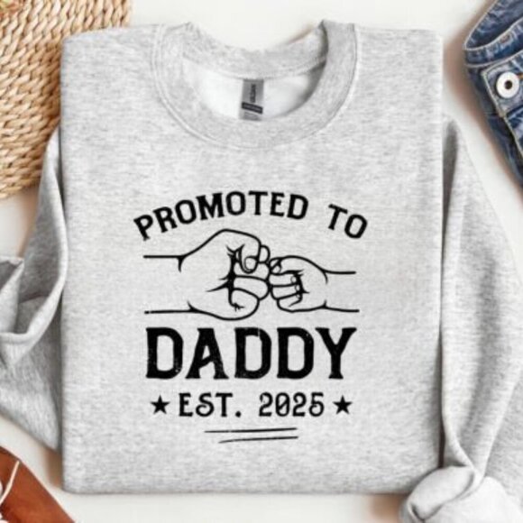 Promoted to Daddy NEW Father's Day grey crewneck sweatshirt - Picture 1 of 1